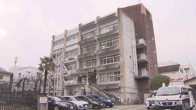「尻に強い衝撃」56歳男性が背後から飛び蹴りされ転倒しバッグ奪われる…頭や首骨折の重傷　男が逃走中